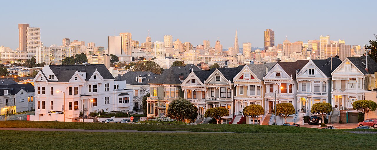 The Painted Ladies with the skyline behind — the classic Alamo Square view photo